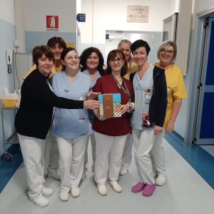 DONATI DALLO CHEF ANTONINO CANNAVACCIUOLO PANETTONI AGLI OPERATORI SANITARI DEGLI OSPEDALI DI OMEGNA, VERBANIA E DOMODOSSOLA